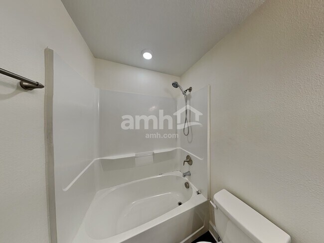 Building Photo - 511 Pine Terrace Dr