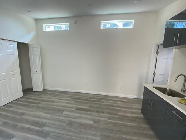 Living Area - 1011 W 161st St