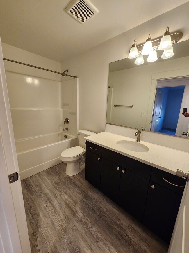 Building Photo - Spacious 3 bed/2.5 bath Townhouse - Gorgeo...