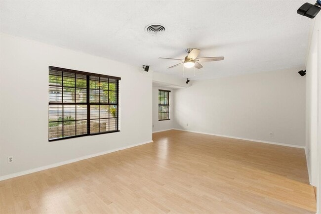 Building Photo - 6203 Greentree Ln