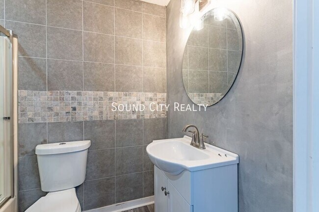 Building Photo - 2410 Albion St