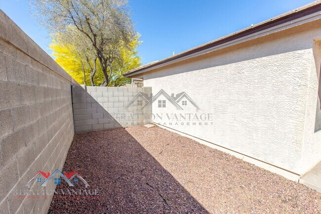 Building Photo - 8039 W Alex Ave