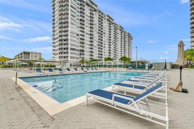 Building Photo - 18071 Biscayne Blvd