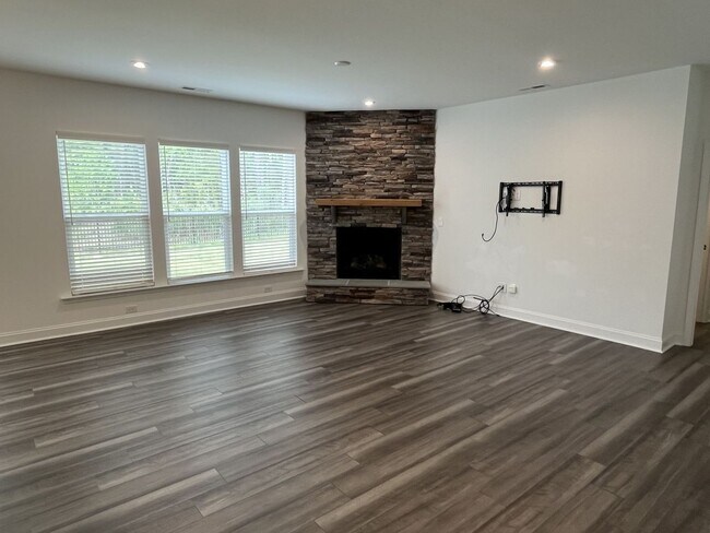 Building Photo - Spacious 5 Bed home in Stallings