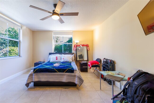 Building Photo - 609 E Sheridan St