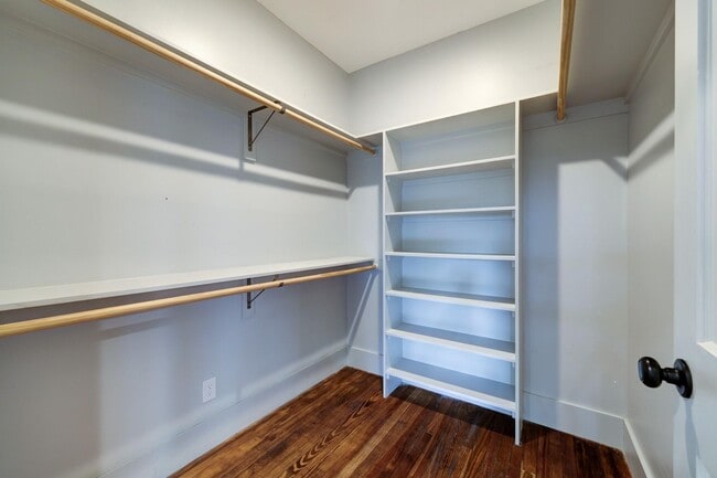 Building Photo - 1032 E 6 1/2 St