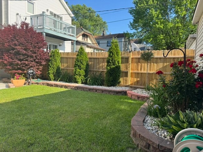 Building Photo - 3834 N Hermitage Ave