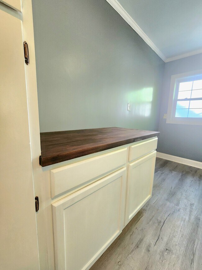 butcher block/kitchen island - 321 Stonewall Ave S