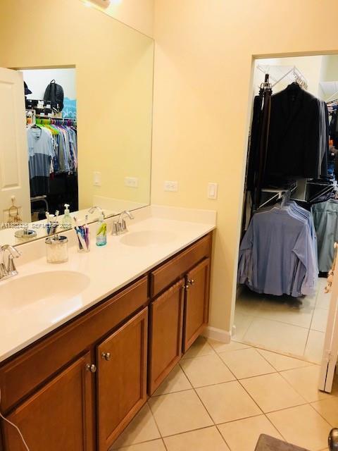 Building Photo - 2950 St Thomas Dr