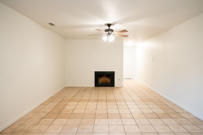 Building Photo - **** MOVE IN SPECIAL-FREE FIRST MONTH RENT...