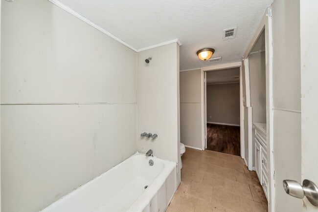 Building Photo - Renovated 3BR/2BA Tuscaloosa Gem with Luxu...