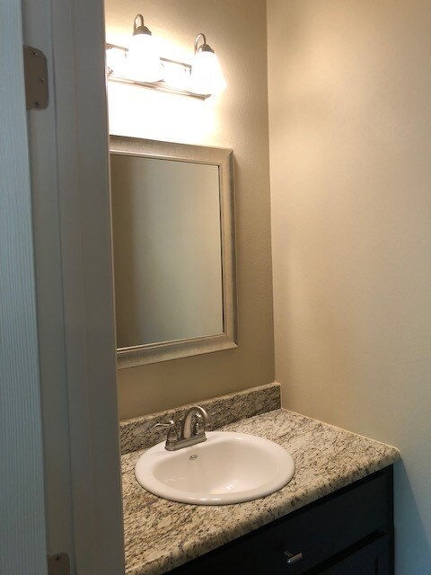 Building Photo - ***4 Bedroom, 2.5 Bath Townhouse**** Walking distances to UNT****