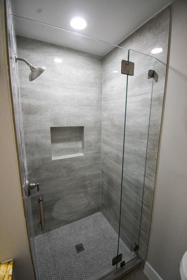 Building Photo - 4 bedroom / 3 bath in Irving