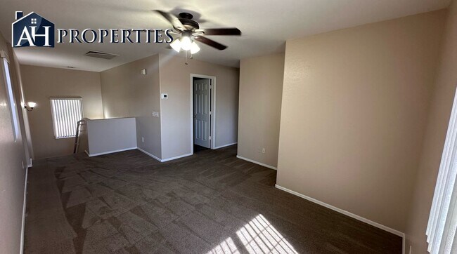Building Photo - 3 Bed 2.5 bath 2 story house LOTS of storage
