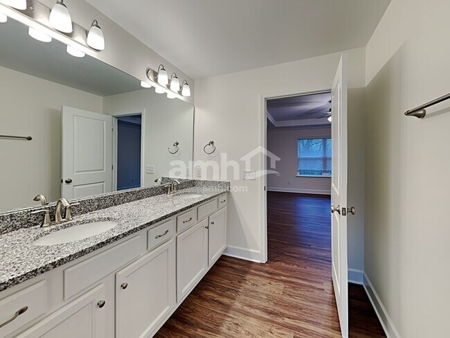 Building Photo - 3040 Esquire Dr