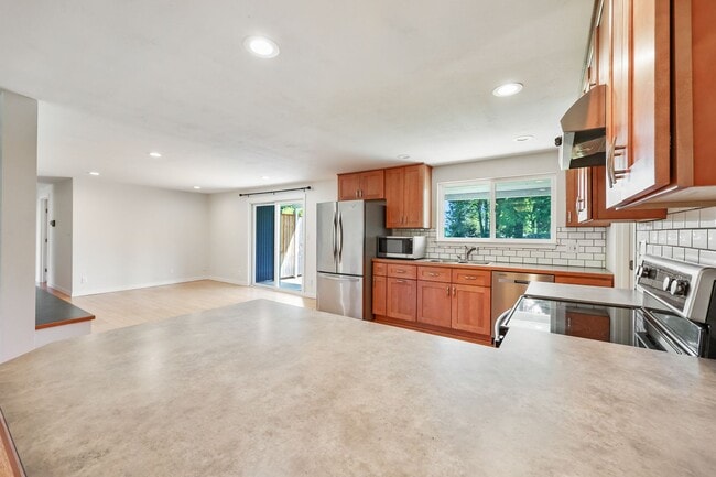 Building Photo - Room to roam! 3 bed, living, dining, den, ...