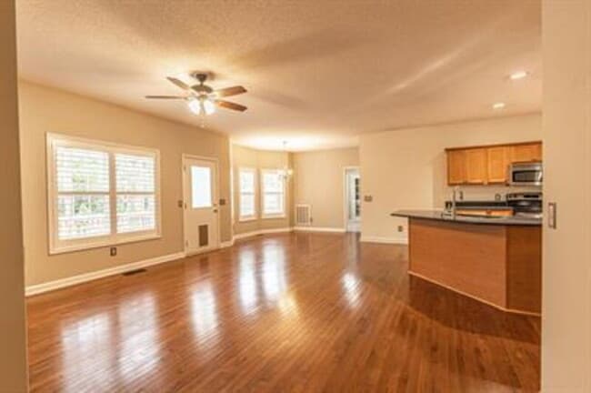 Building Photo - 465 Crestview Rd