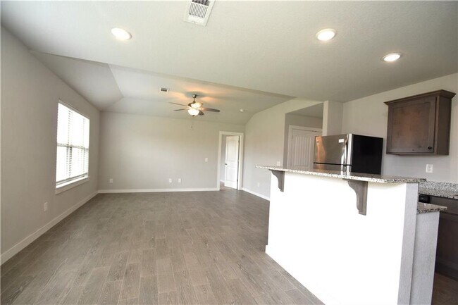 Building Photo - 400 Rineel Ave