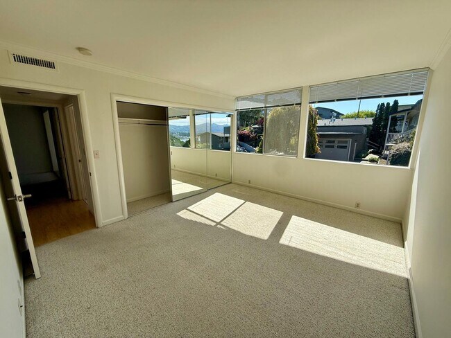 Building Photo - BEAUTIFUL, UPPER UNIT 3BD/2BA PLUS BONUS ROOM TIBURON CONDO. MOUNT TAM VIEWS!