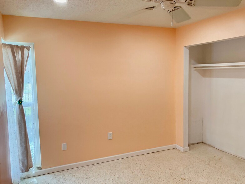Building Photo - 913 Schumann Dr