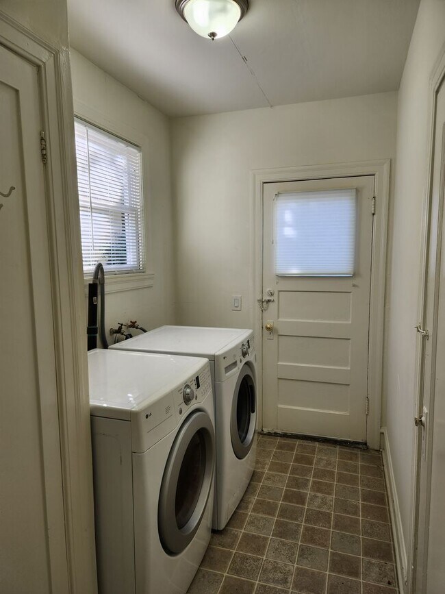 Building Photo - Private Bedroom Near UC Berkeley Campus