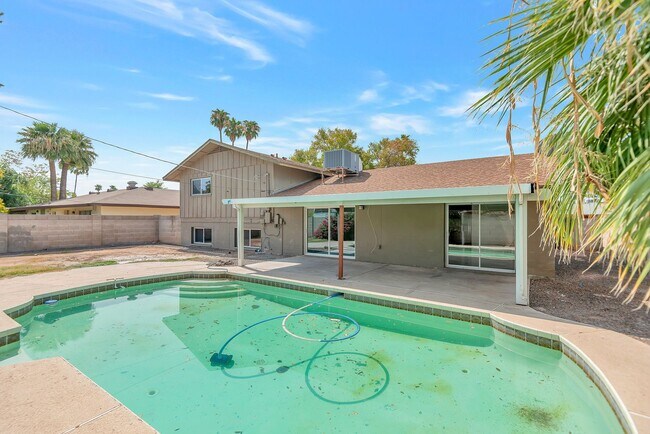 Building Photo - Amazing Tri-Level home close to ASU.  Pool and 2 Car Garage