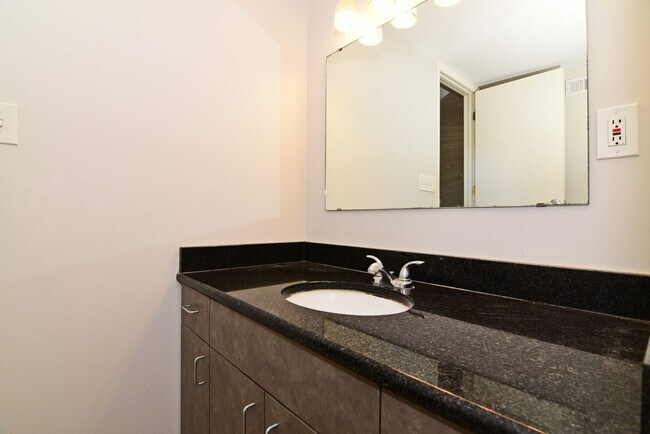 Building Photo - 1319 Francis Ave