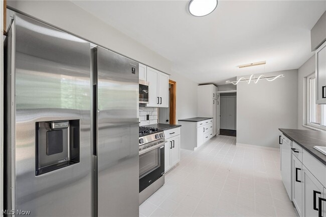 Building Photo - 333 E Ridgewood Dr