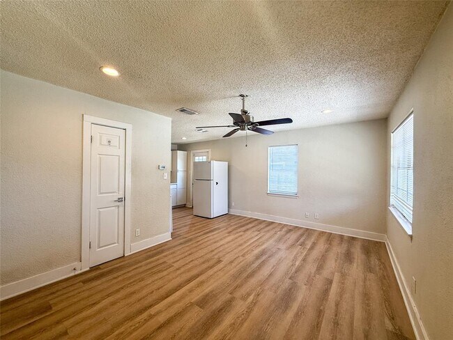 Building Photo - 1412 Vargas Rd