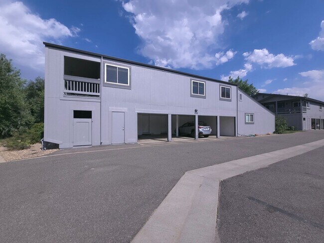 Building Photo - 2 Bedroom Oasis With Covered Parking