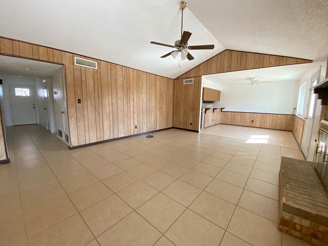 Building Photo - Northeast El Paso 3 Bed Refrig A/C