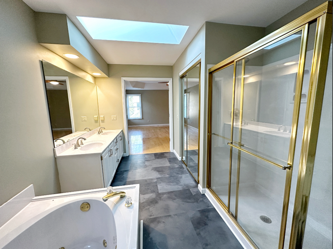Building Photo - Elegant 4-Bedroom Home in Beautiful Lake S...