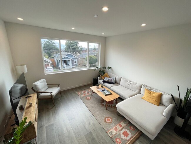 Building Photo - 4-Star Green Built 3-bed, 2 bath Modern Townhome with Views!