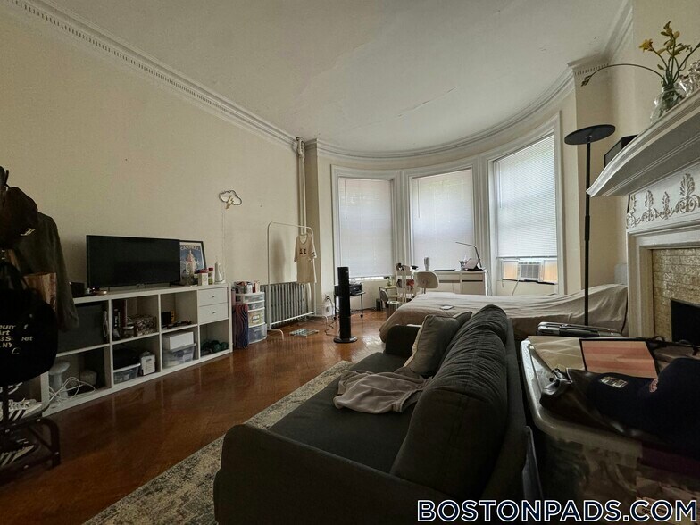 Building Photo - 1069 Beacon St