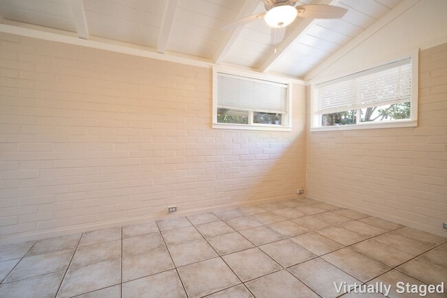 Building Photo - $2,200 /  Single Family Studio Home with 1...