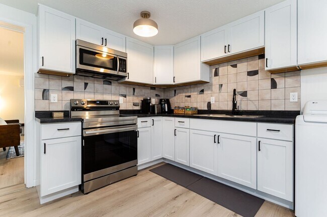 Building Photo - 834 Woodcliff Dr