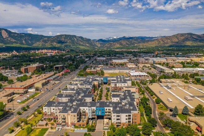 Building Photo - Updated One Bedroom Condo at The Peloton. ...