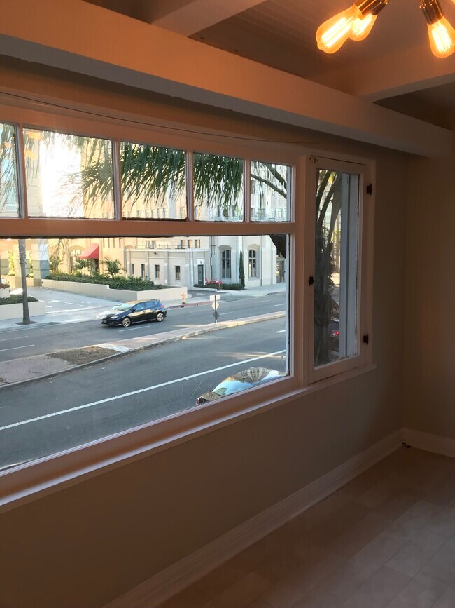 Sun Room - 839 E Ocean Blvd