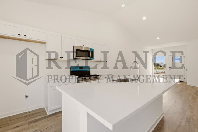 Building Photo - 5240 N Pinecrest Ct