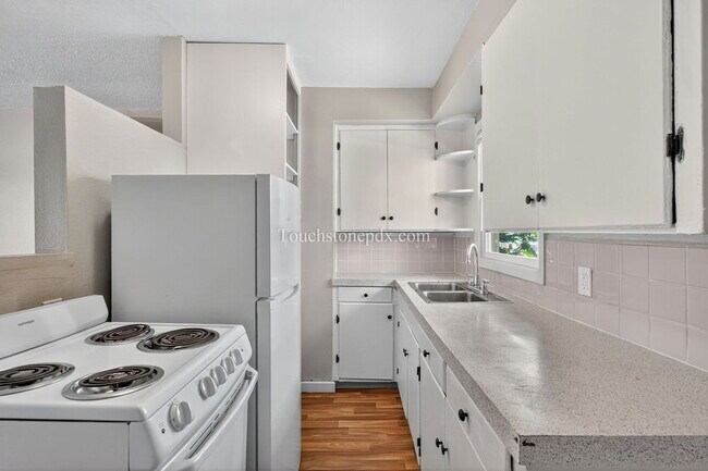 Building Photo - 7349 SE Evergreen St