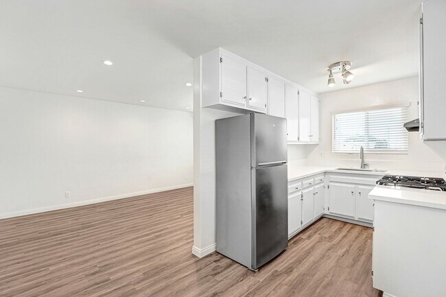 Building Photo - 422 Hill St in Santa  Monica - 4 blocks to the beach!!