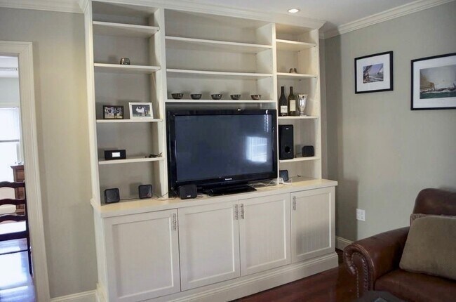 Building Photo - 11 Parker St