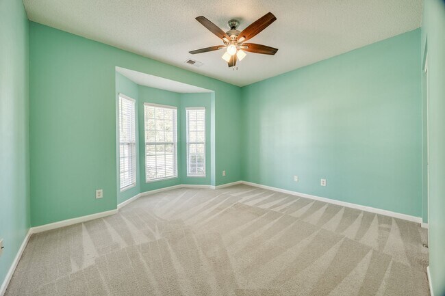 Building Photo - Well maintained 3 bedroom 2 bath home with...