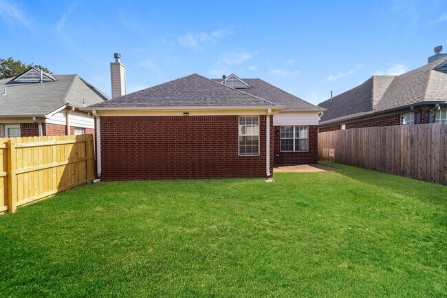 Building Photo - 7068 Kings Crown Dr