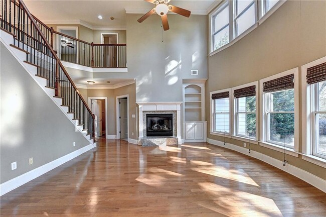 Building Photo - 5570 Viewpoint Ct