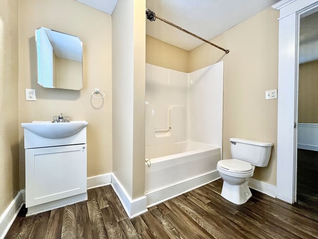 Building Photo - 1104 Hermitage St SE