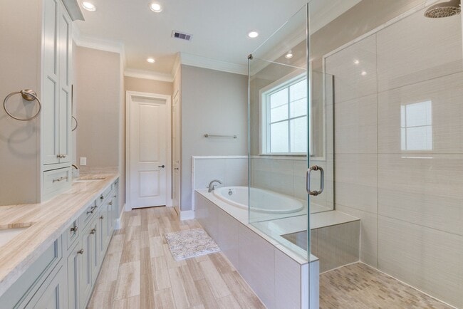 Building Photo - Spectacular Home 4 Bedrooms / 4.5 Bathroom...