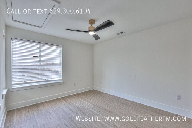 Building Photo - 402 E Trinity Ln