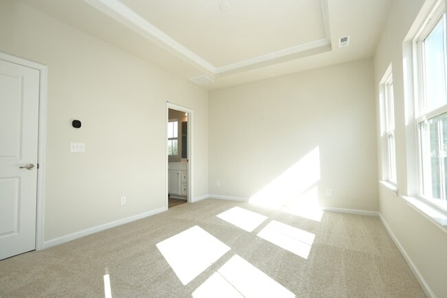 Building Photo - A large spacious home in Arbor St!
