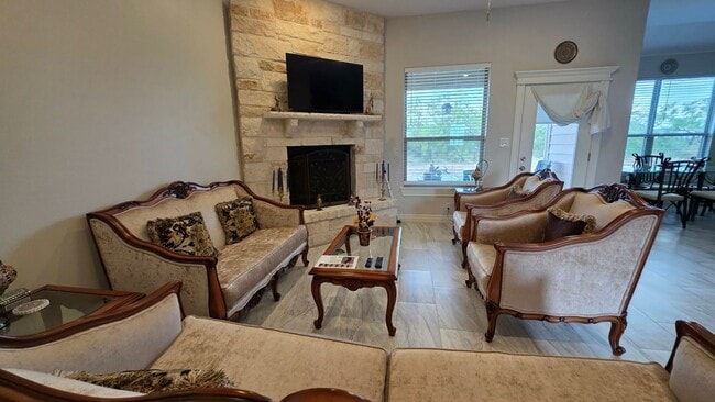 Building Photo - Charming 4 bedroom, 2 bath home COMING SOON!